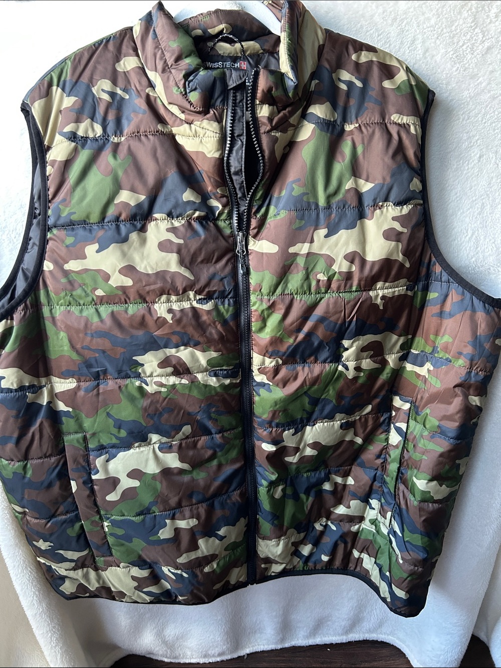Swiss tech camo puffer vest size 2XL NWOT